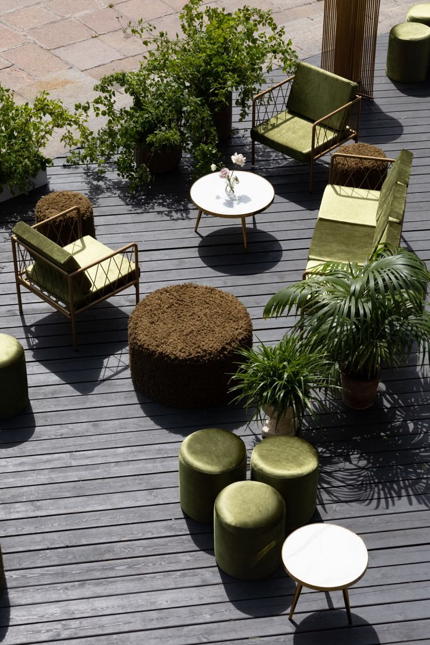 Outdoor lounge