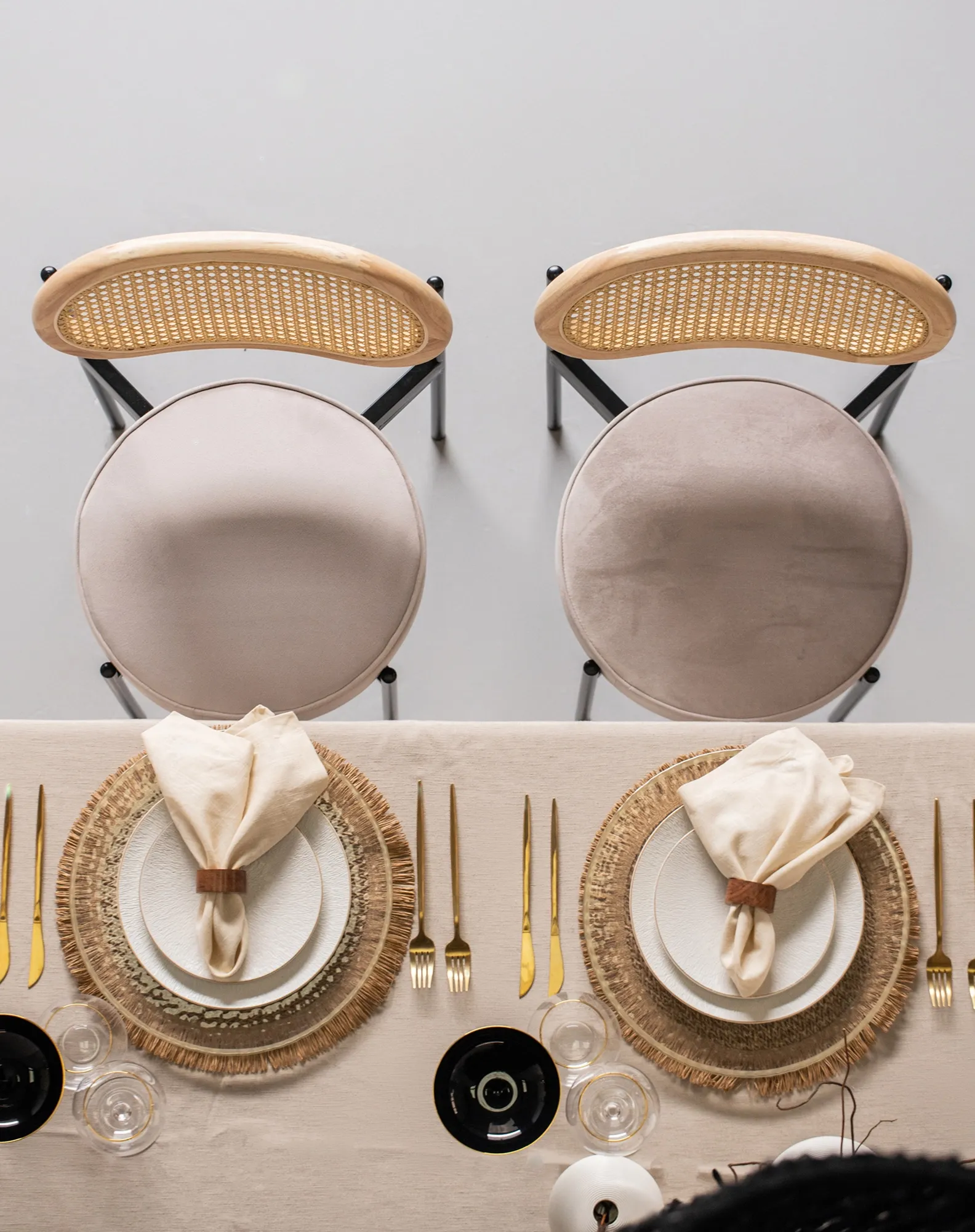 Set with cream napkins