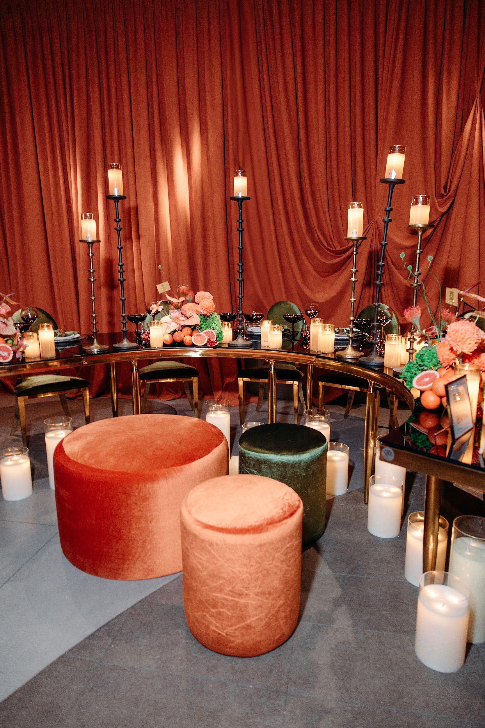 Black serpentine table and poufs