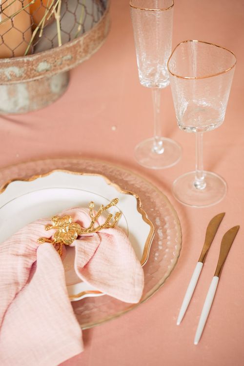 Accent table settings at round table