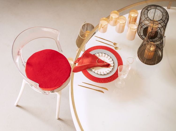 Accent table settings at round table