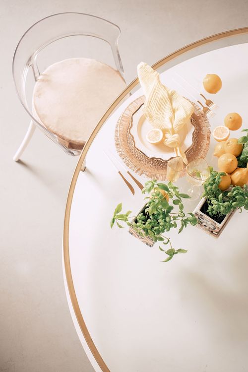 Accent table settings at round table