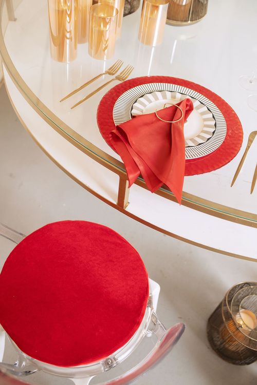 Accent table settings at round table