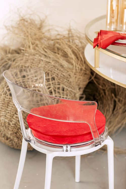 Accent table settings at round table