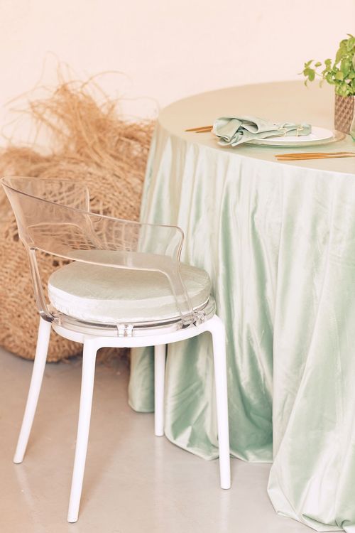 Accent table settings at round table