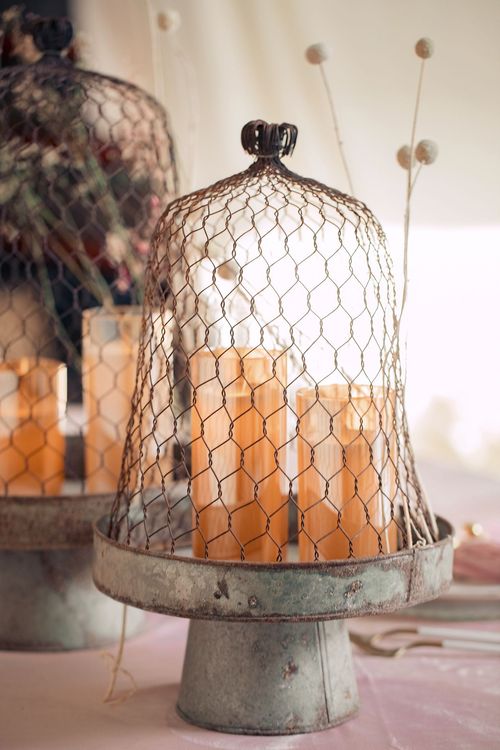 Accent table settings at round table