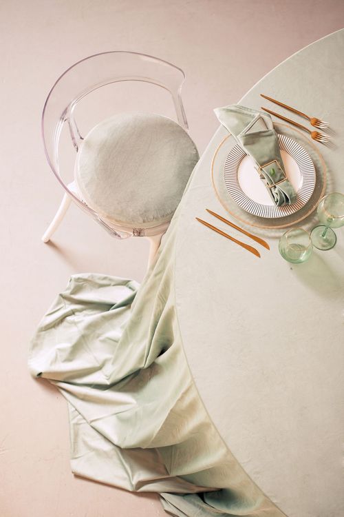 Accent table settings at round table