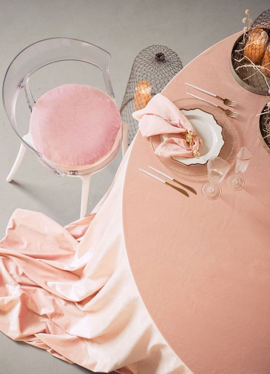 Accent table settings at round table