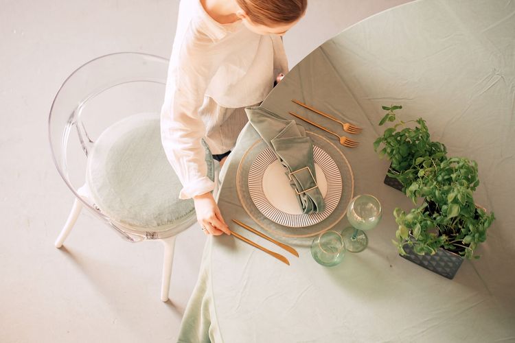 Accent table settings at round table