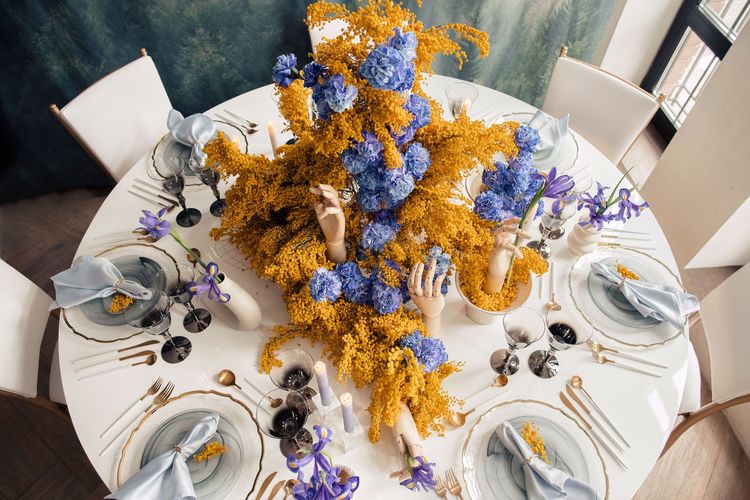 Art-Mood Round Table — Romantic, Yellow Highlights