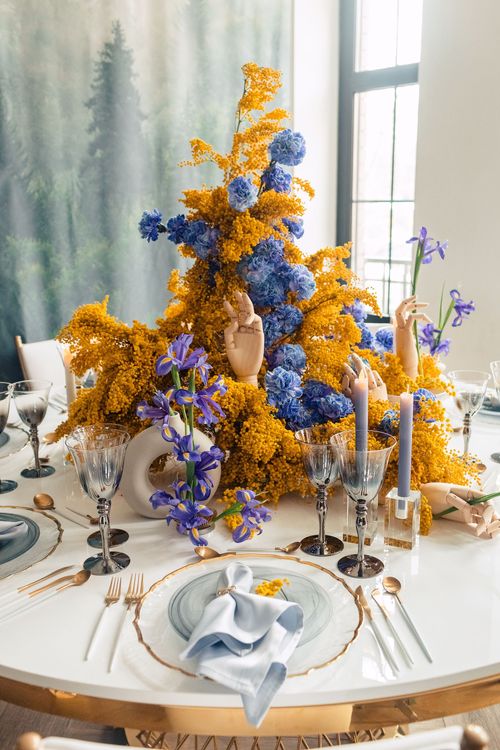 Art-Mood Round Table — Romantic, Yellow Highlights