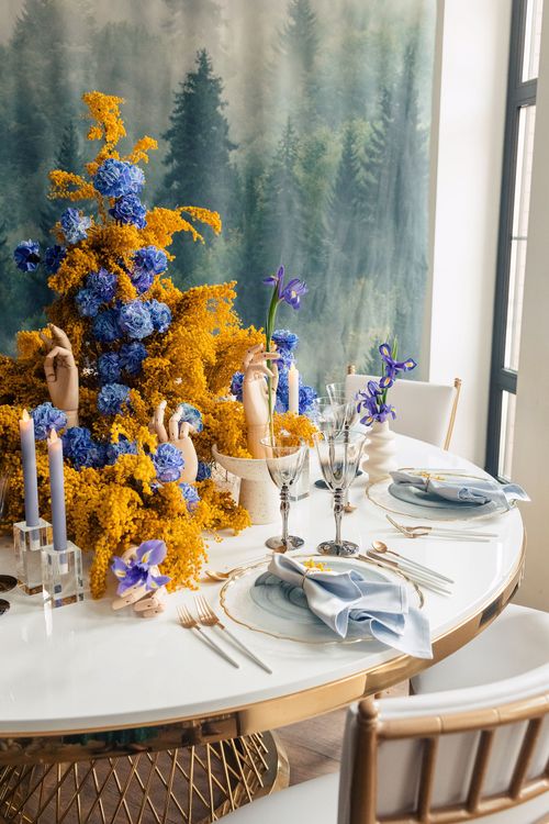 Art-Mood Round Table — Romantic, Yellow Highlights