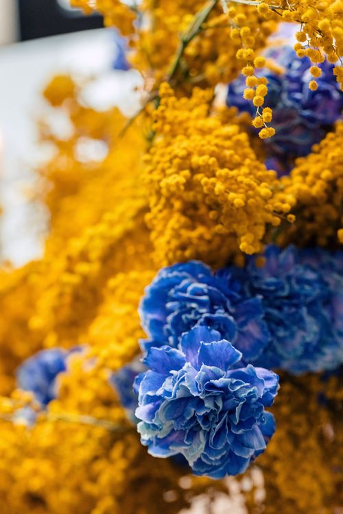 Art-Mood Round Table — Romantic, Yellow Highlights