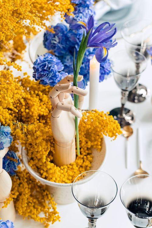 Art-Mood Round Table — Romantic, Yellow Highlights