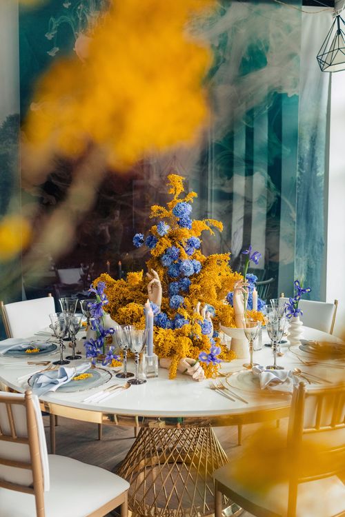 Art-Mood Round Table — Romantic, Yellow Highlights