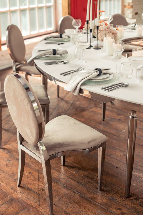 Beige horseshoe table setup