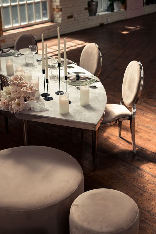 Beige horseshoe table setup