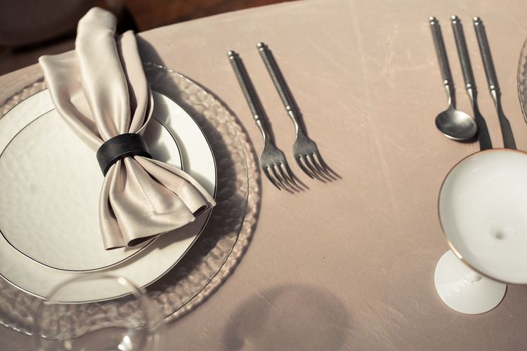 Beige horseshoe table setup