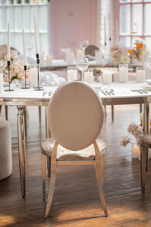 Beige horseshoe table setup