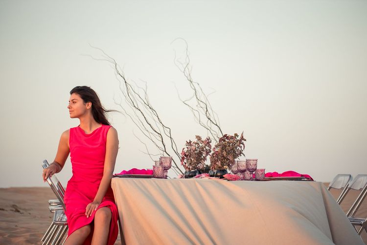 Beige desert  tablescape with fuchsia accents