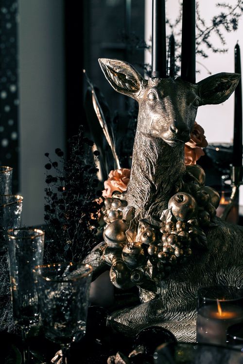 Black-Gold Elegance — Round Table with Candles, Caviar