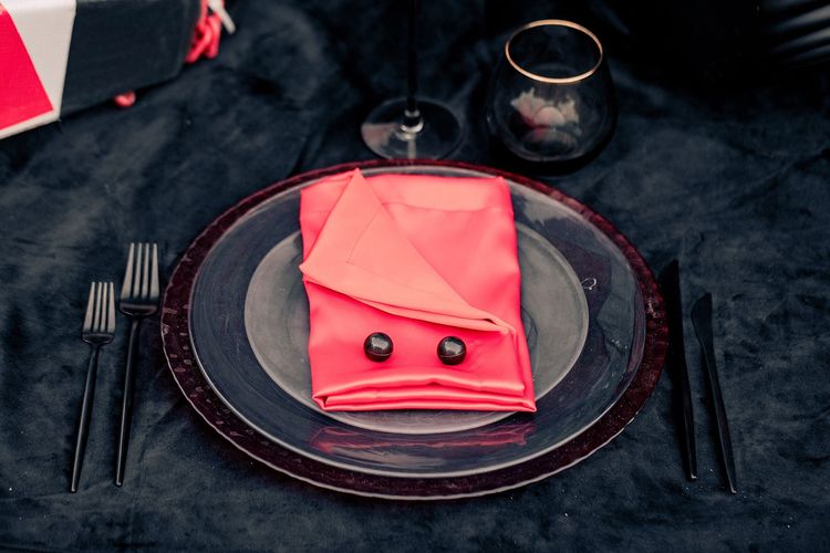 Black-red table setting Stop