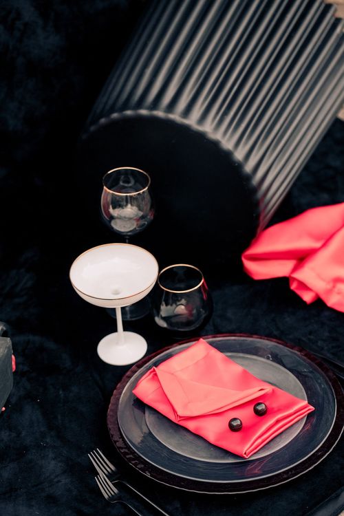 Black-red table setting Stop