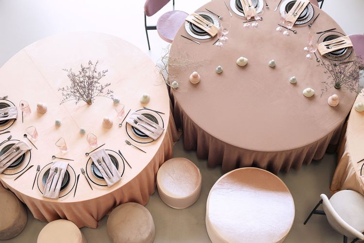 Caterpillar Chain of Round Tables