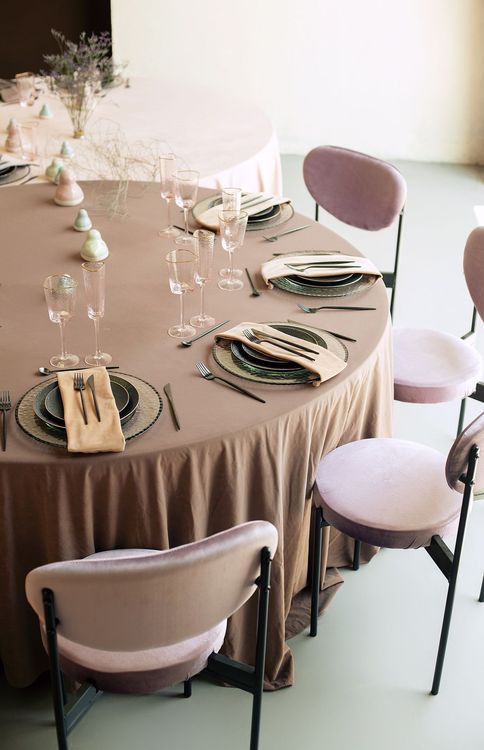 Caterpillar Chain of Round Tables