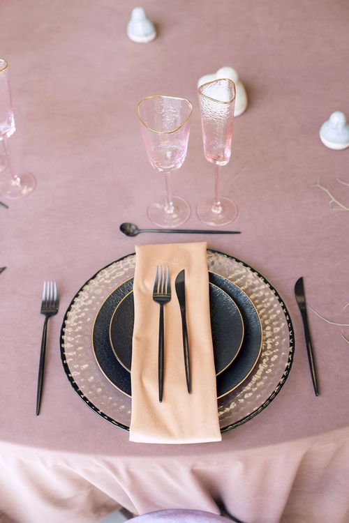 Caterpillar Chain of Round Tables