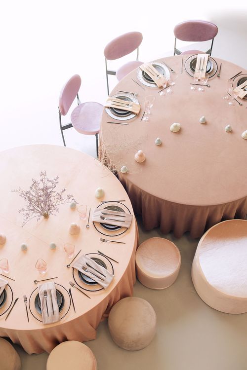 Caterpillar Chain of Round Tables