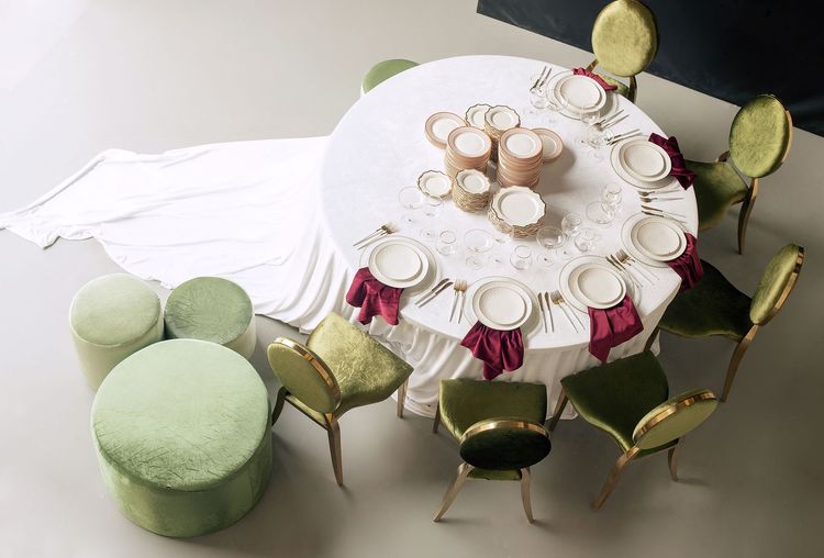 Creative New Year — Round Table with Plate Wreath