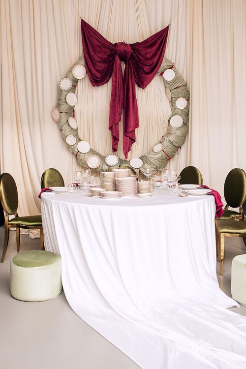 Creative New Year — Round Table with Plate Wreath