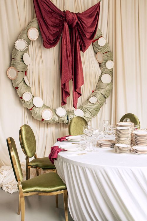 Creative New Year — Round Table with Plate Wreath
