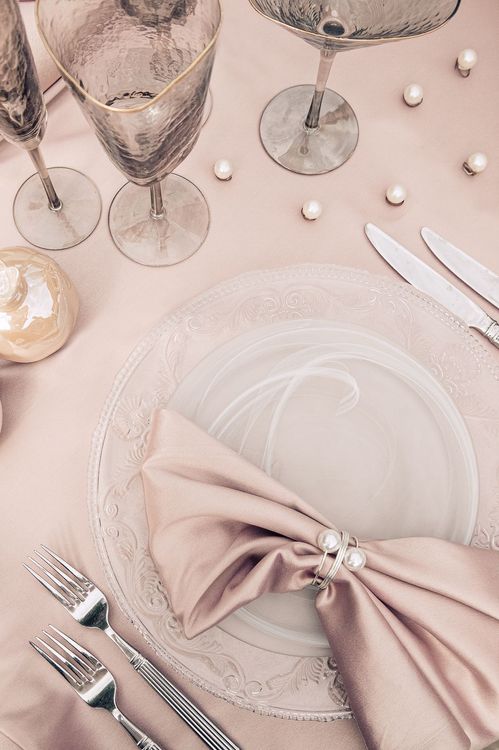 Dusty pink table setting with pearls