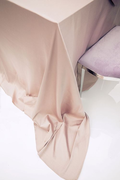 Dusty pink table setting with pearls