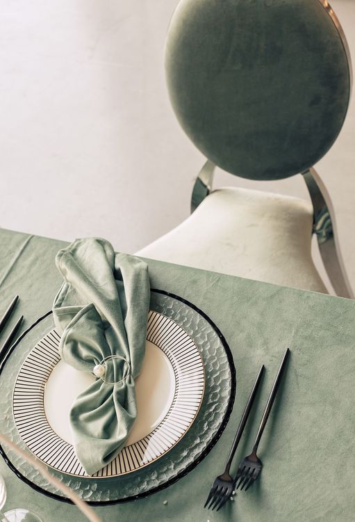 Fern table setting with graphic accents