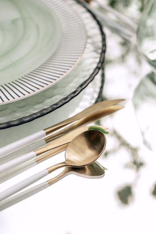 Field table setting at mirror rectangular table