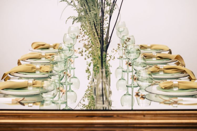 Field table setting at mirror rectangular table