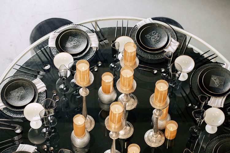 Glass round table velvet poufs