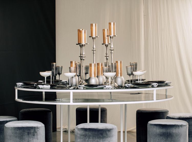 Glass round table velvet poufs