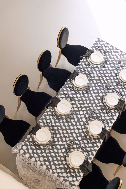 Graphic table setting at wave table