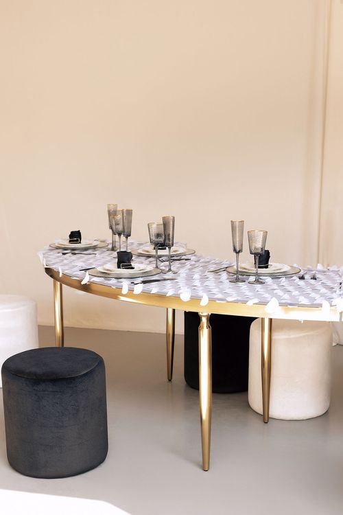 Graphic table setting at wave table