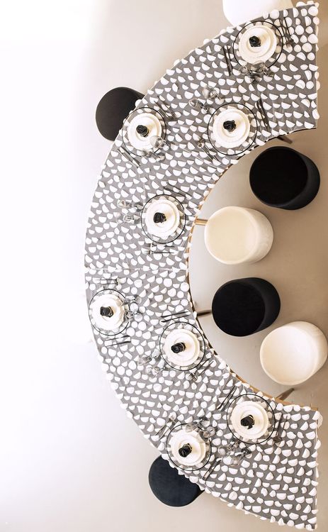 Graphic table setting at wave table