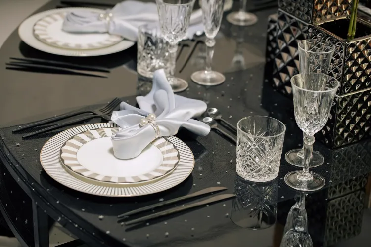Graphique Black Table Setting at round table