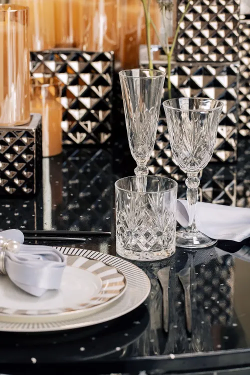 Graphique Black Table Setting at round table