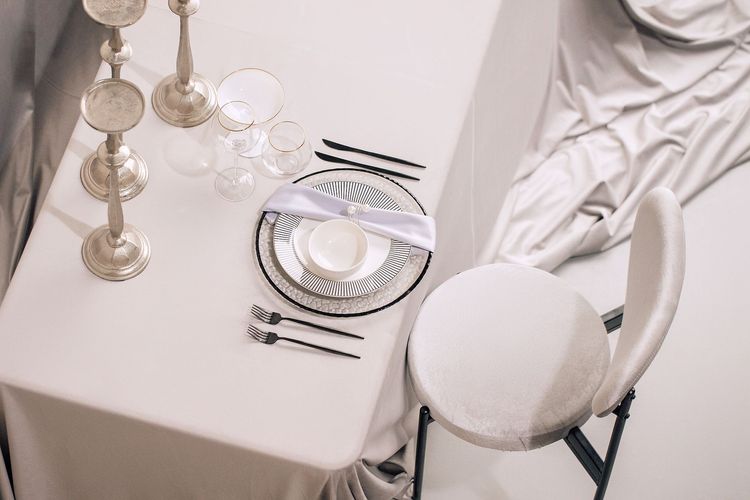 Grey tablescape – houndstooth accent