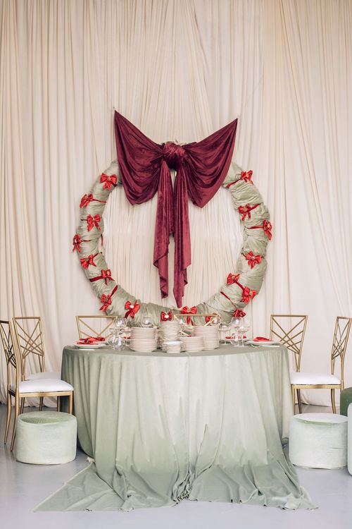 Intimate Fern Dinner — Round Table, Bowed Napkin