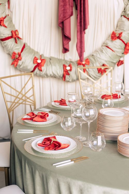 Intimate Fern Dinner — Round Table, Bowed Napkin