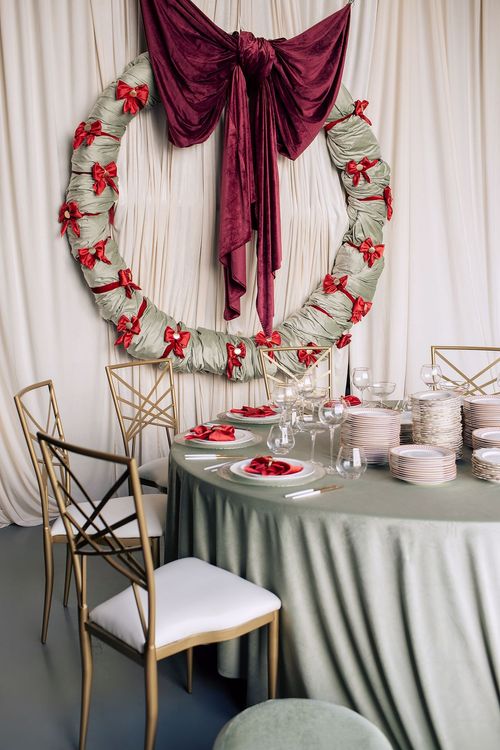Intimate Fern Dinner — Round Table, Bowed Napkin